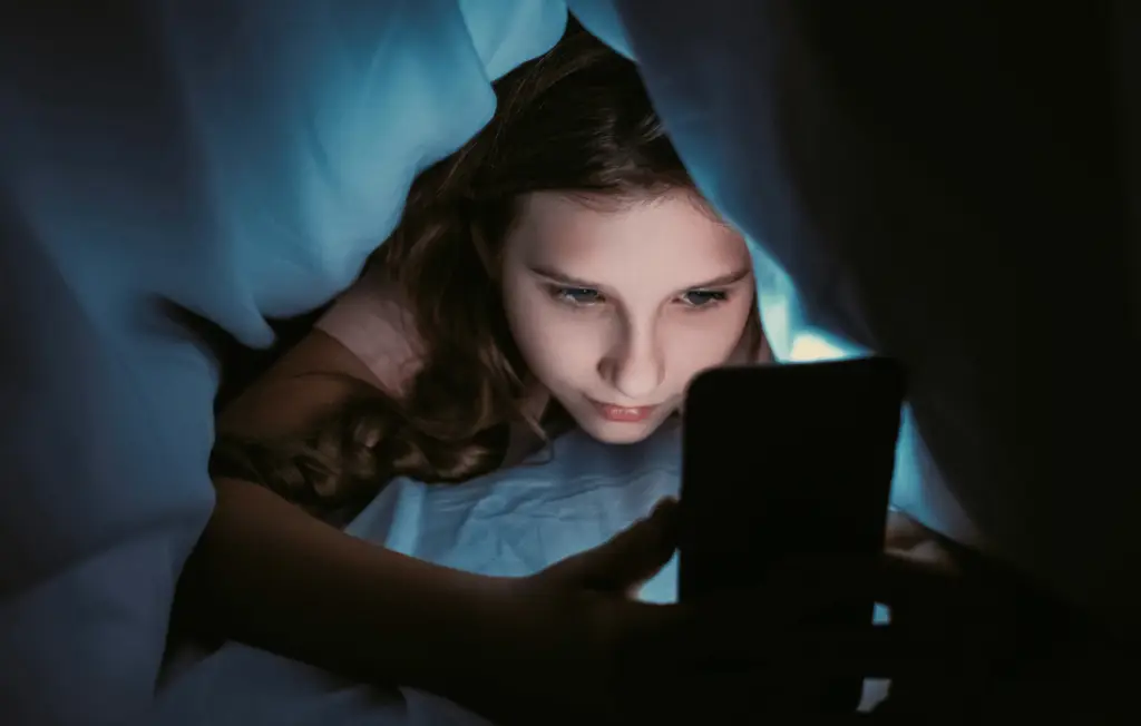 adolescent-screen-time-health-risks